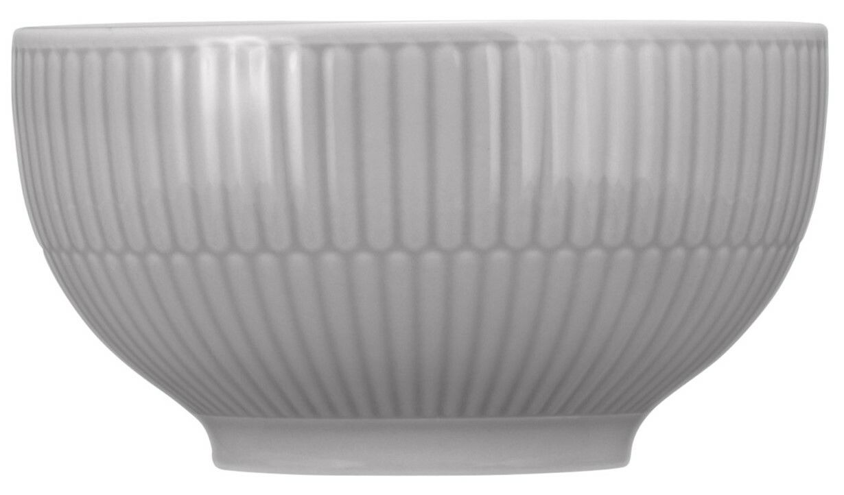 Seitenansicht einer weißen, gerippten Café au lait Schale von Seltmann Weiden, Modell AMINA, 13 cm Durchmesser.