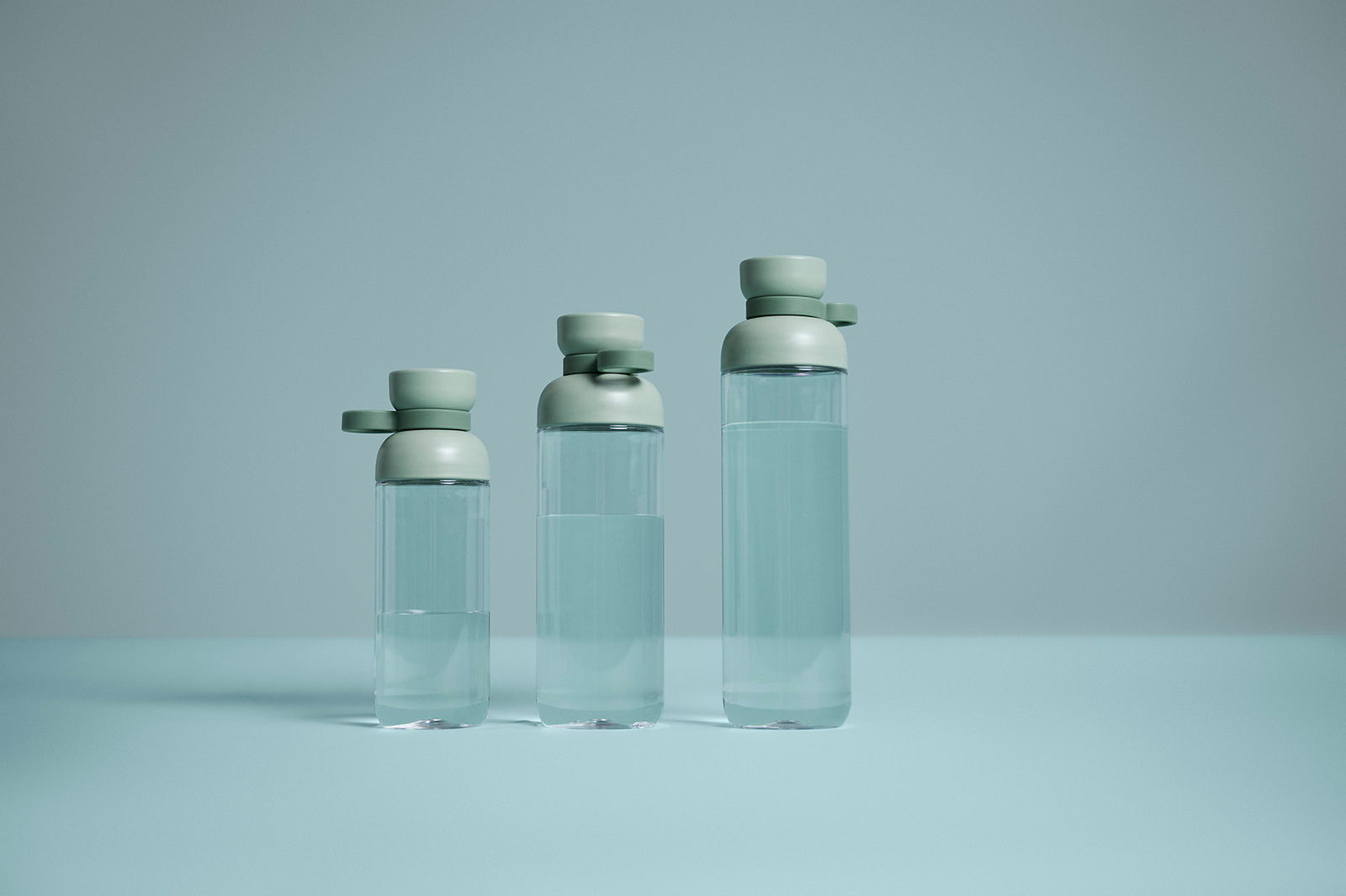 Mepal Tinkflasche Nordic Sage VITA Drei Tinkflaschen in verschiedenen Größen in der Farbe Nordic Sage, frontal betrachtet auf einem hellen Hintergrund.