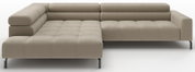 Beiges L-förmiges Ecksofa mit linksseitiger Ottomane, gesteppten Sitz- und Rückenkissen, breiten Armlehnen und schwarzen Metallfüßen, Ansicht schräg von vorn.