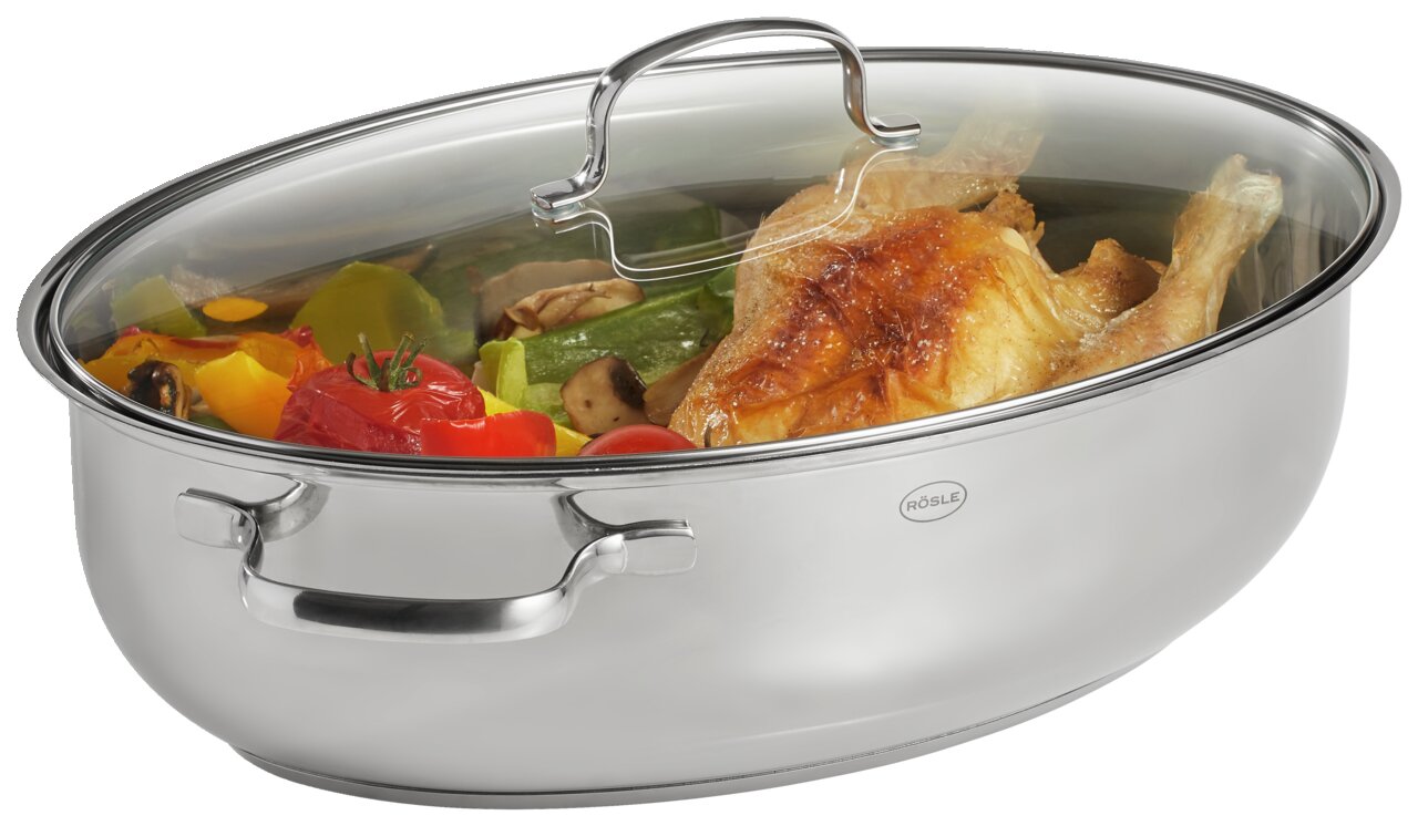 Ovaler Bräter Elegance aus Edelstahl mit Glasdeckel, gefüllt mit gebratenem Hähnchen und Gemüse, seitliche Perspektive