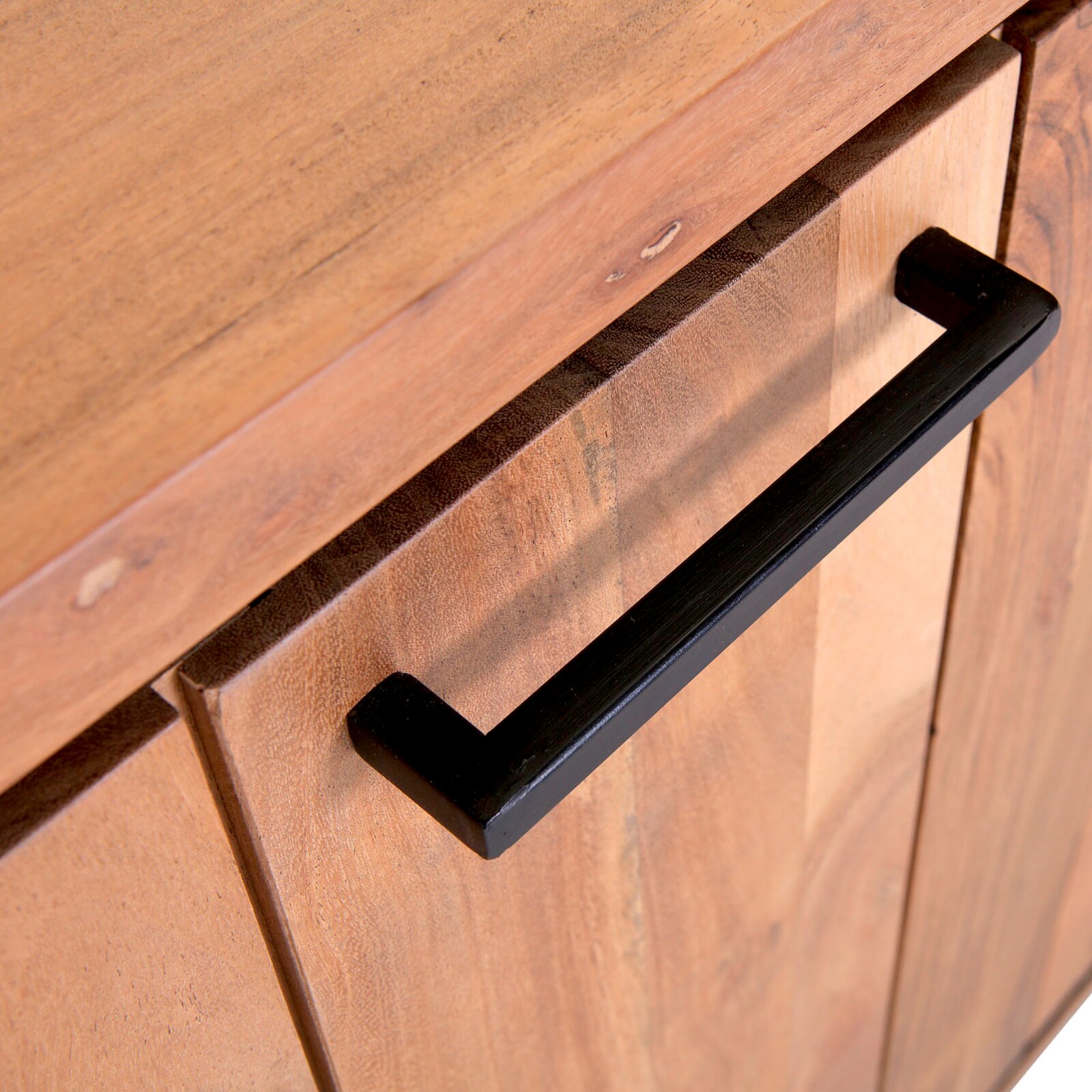 Close-up van een houten dressoir met een zwarte handgreep, gezien van bovenaf.