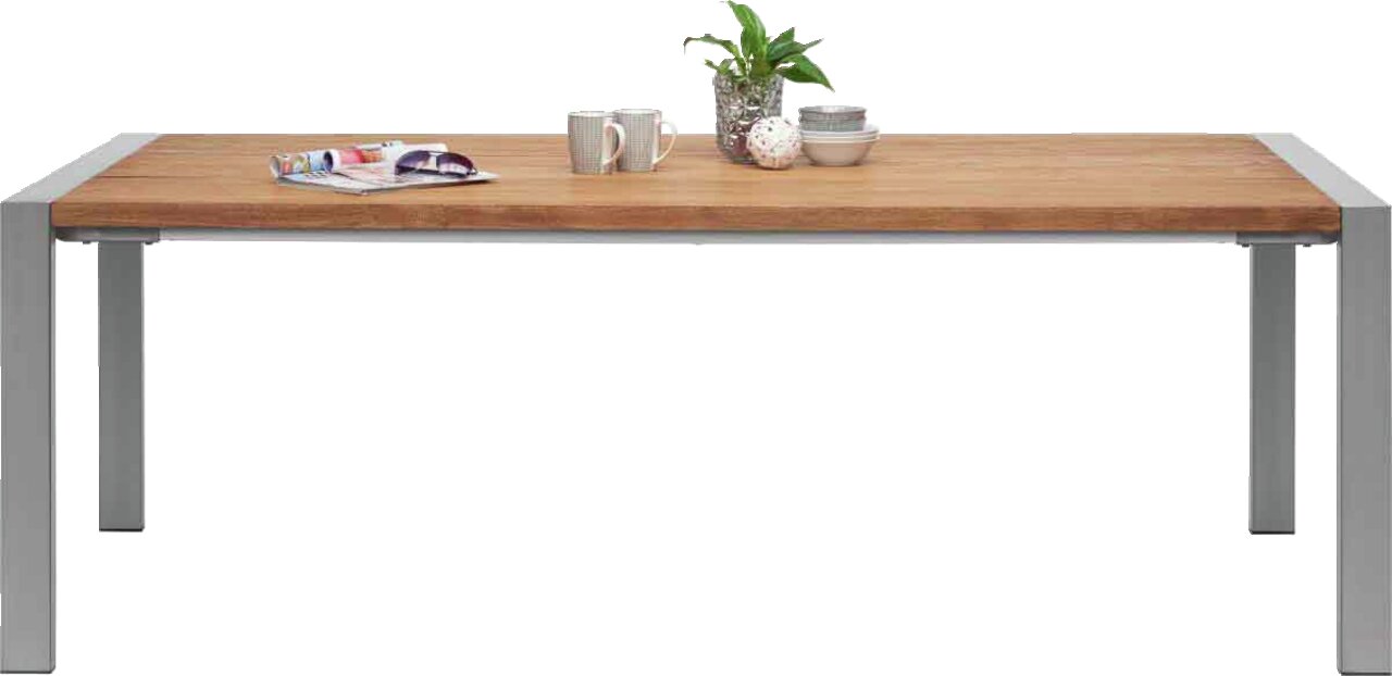 Moderner Gartentisch mit Holzplatte und Metallbeinen, frontal fotografiert, dekoriert mit Pflanzen und Geschirr.