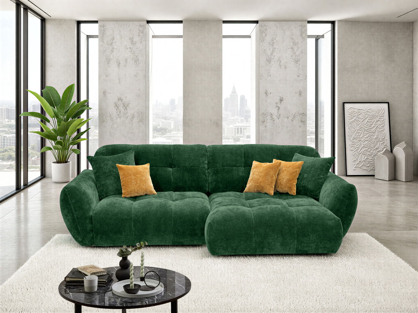 Grünes Sofa mit gelben Kissen in einem modernen Wohnzimmer mit großen Fenstern und Stadtblick, Perspektive von vorne.