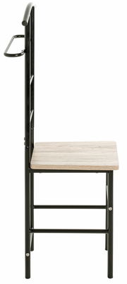 Seitenansicht eines Herrendieners mit schwarzem Metallrahmen und einer Sitzfläche aus Holz.