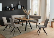 Moderner Esstisch mit Holzplatte und schwarzen Metallbeinen, umgeben von gepolsterten Stühlen und einer Eckbank in einem stilvoll eingerichteten Esszimmer. Perspektive: Frontalansicht.