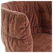 Nahaufnahme eines braunen Armlehnstuhls mit weicher Polsterung, seitliche Perspektive