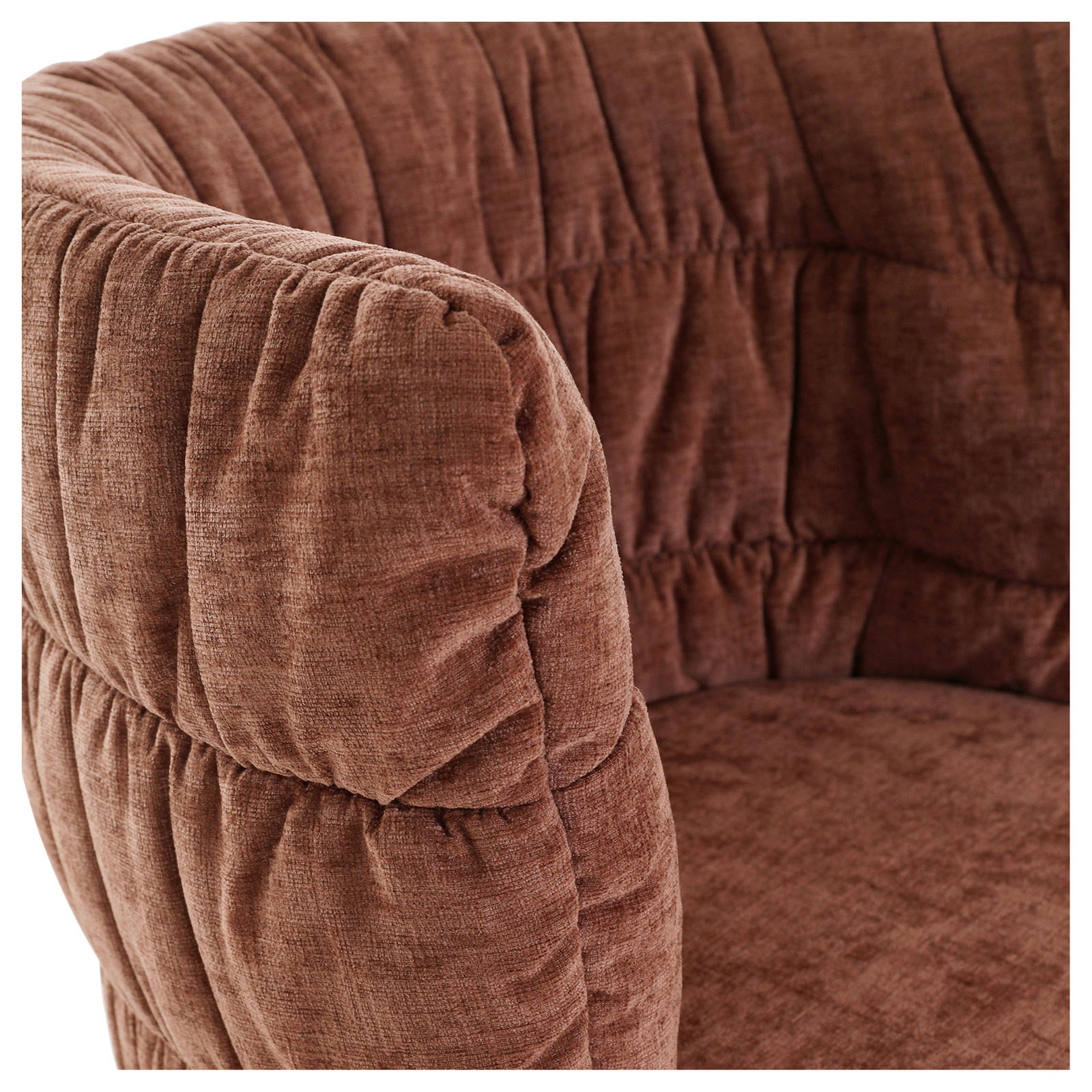 Nahaufnahme eines braunen Armlehnstuhls mit weicher Polsterung, seitliche Perspektive