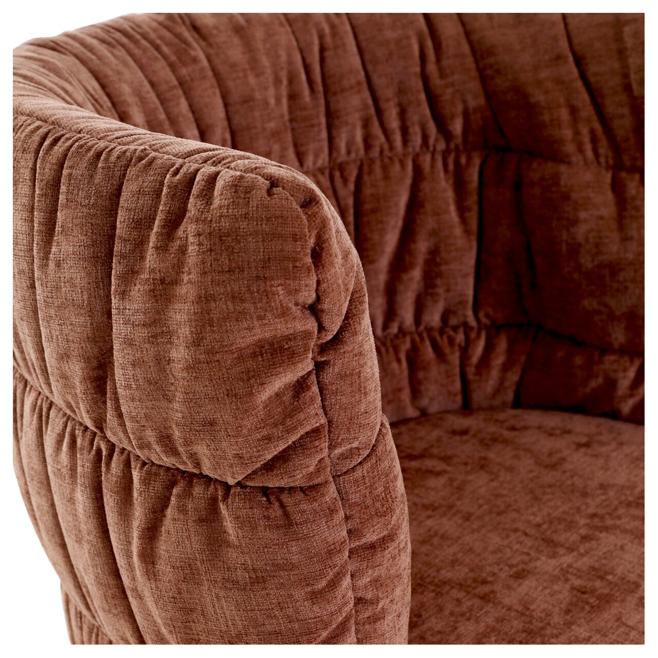 Close-up van een bruine fauteuil met zachte bekleding, gezien vanaf de zijkant