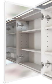 Moderner Spiegelschrank mit offenen Türen, zeigt mehrere Regalböden und integrierte Beleuchtung von innen.