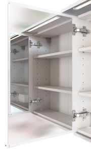 Moderner Spiegelschrank mit offenen Türen, zeigt mehrere Regalböden und integrierte Beleuchtung von innen.