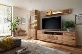 Moderne Wohnzimmer-Wandkombination aus Holz mit TV-Schrank, Vitrine und Regal, seitliche Perspektive.