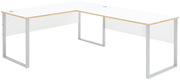 Moderner weißer Eckschreibtisch mit Holzdetails und Metallbeinen, seitliche Perspektive