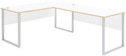 Moderner weißer Eckschreibtisch mit Holzdetails und Metallbeinen, seitliche Perspektive
