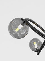 Moderne Deckenleuchte Nancy mit zwei kugelförmigen, rauchgrauen Glaskörpern und schwarzem Metallrahmen, seitliche Perspektive