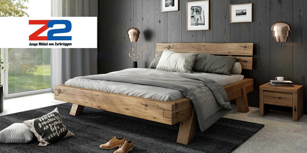 Holzbett mit grauer Bettwäsche in modernem Schlafzimmer, schwarze Wand, gemütliche Dekoration.