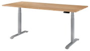 Moderner E-Schreibtisch mit Holzplatte und silbernem Gestell, seitliche Perspektive