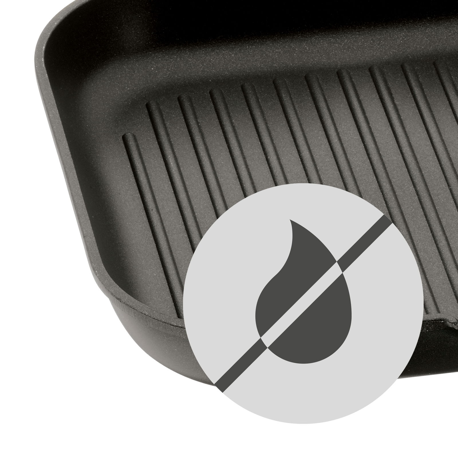 Nahaufnahme einer schwarzen, gerippten Grillpfanne aus Aluguss, 27x27cm, mit Antihaftsymbol.