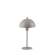 Minimalistische weiße Tischlampe mit halbkugelförmigem Schirm und rundem Standfuß, schwarzes Kabel auf grauem Hintergrund, frontal in leichter Untersicht fotografiert.