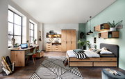 Modernes Jugendzimmer mit Schreibtisch, Rollcontainer, Bett und Stauraummöbeln in Holzoptik, aus der Perspektive von links nach rechts fotografiert.