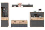 Wohnkombination in moderner Holz- und Graufarbkombination, bestehend aus einem hohen Schrank, einem TV-Board, einem Wandregal und einem Sideboard, frontal betrachtet.