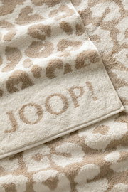 Beiges Saunatuch mit Leopardenmuster und eingewebtem Schriftzug 'JOOP!' in Nahaufnahme