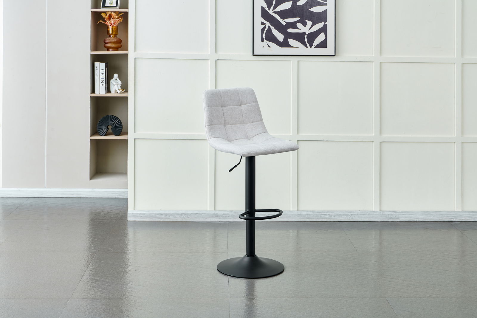 Moderner Barhocker mit grauem Stoffbezug und schwarzem Metallfuß, seitliche Perspektive