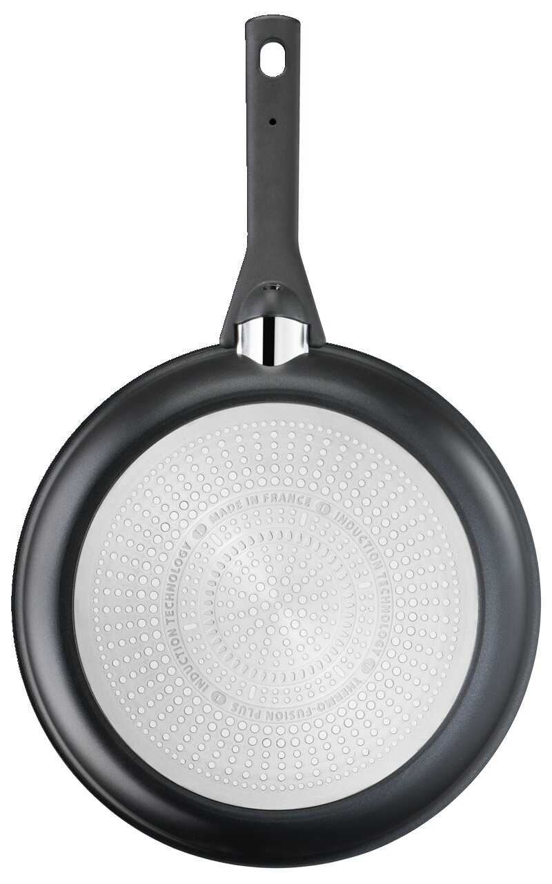 Ansicht von unten der Bratpfanne Excellence 28cm mit induktionsgeeignetem Boden und schwarzem Griff.