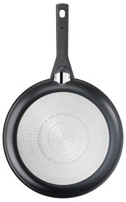 Ansicht von unten der Bratpfanne Excellence 28cm mit induktionsgeeignetem Boden und schwarzem Griff.