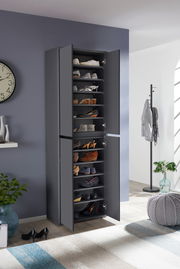 XXL-Schuh- und Mehrzweckschrank in dunklem Grau, gefüllt mit verschiedenen Schuhen, in einem modernen Raum mit geöffneter Tür, seitliche Perspektive.