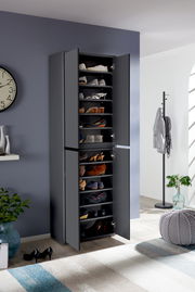 XXL-Schuh- und Mehrzweckschrank in dunklem Grau, gefüllt mit verschiedenen Schuhen, in einem modernen Raum mit geöffneter Tür, seitliche Perspektive.