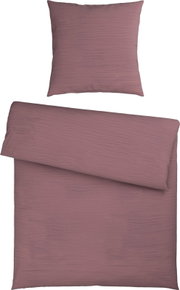 Einfarbige Bettwäsche in Altrosa/Mauve mit feiner Struktur, bestehend aus Deckenbezug und Kissenbezug, frontal von oben (Draufsicht) auf weißem Hintergrund