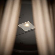 Nahaufnahme einer Solarlampe mit leuchtender LED, von unten betrachtet.