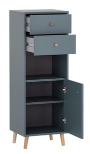 Graues Highboard mit zwei offenen Schubladen und einer geöffneten Tür, auf Holzbeinen stehend, seitliche Perspektive