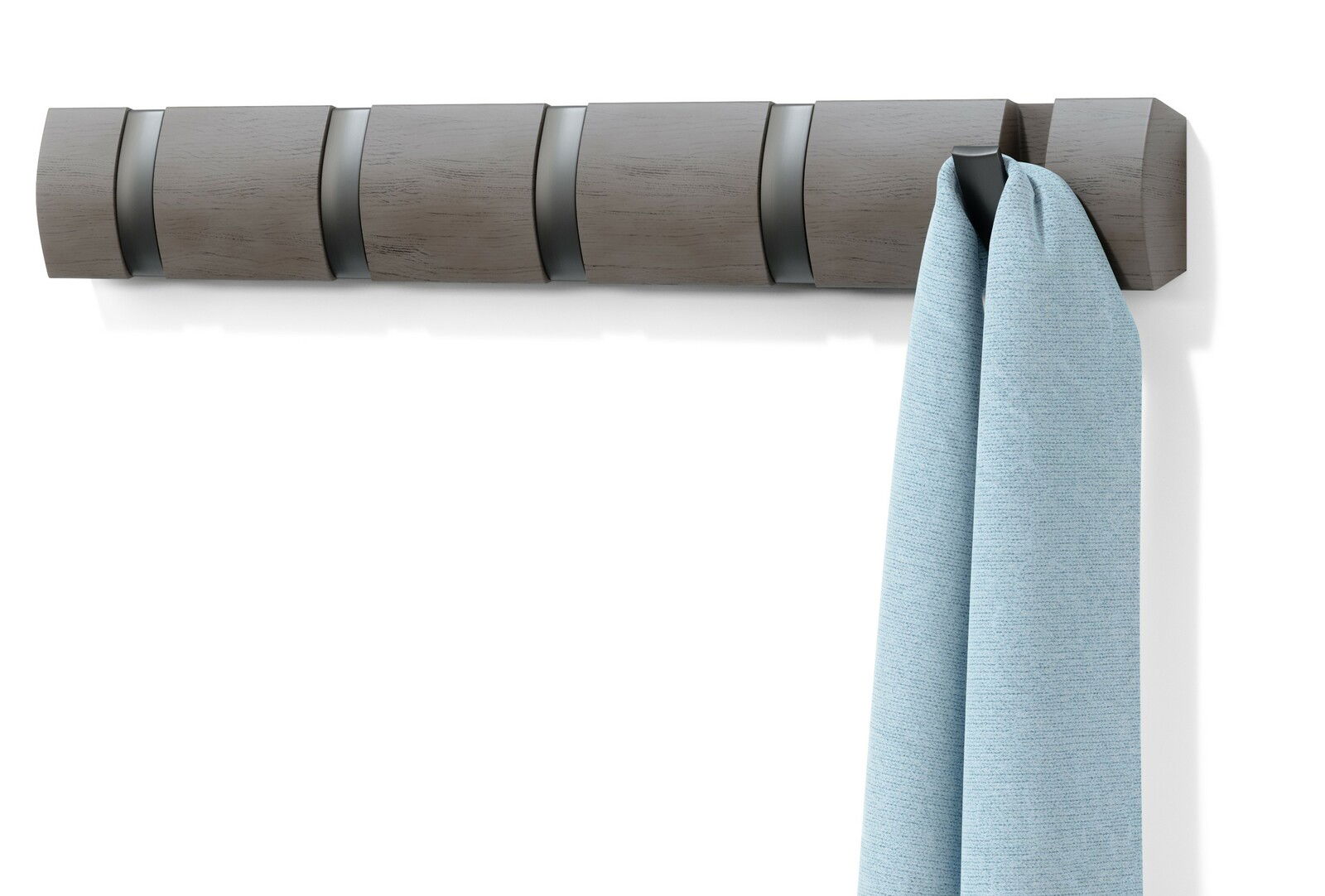 Wandgarderobe aus Holz mit mehreren Haken, an einem Haken hängt ein hellblaues Tuch. Perspektive: Frontalansicht.