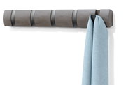 Wandgarderobe aus Holz mit mehreren Haken, an einem Haken hängt ein hellblaues Tuch. Perspektive: Frontalansicht.