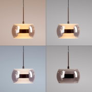 Moderne Pendelleuchte mit rundem, transparent getöntem Glasschirm und warmem Licht, hängend an schwarzem Kabel; frontale Ansicht auf Augenhöhe.