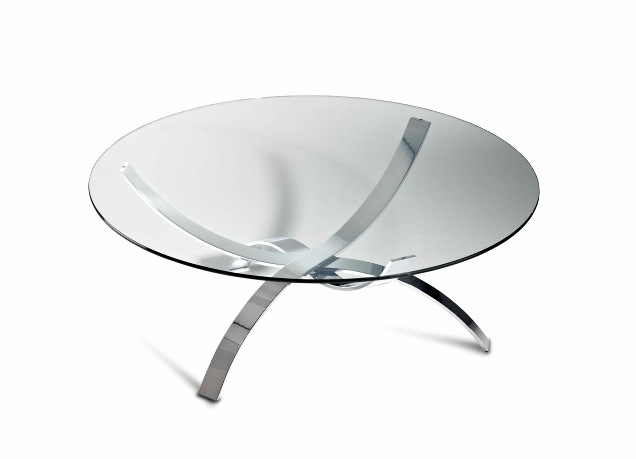 Moderner Couchtisch mit runder Glasplatte und gebogenen Metallbeinen, seitliche Perspektive