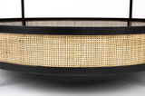Nahaufnahme eines Couchtischs mit schwarzem Rahmen und geflochtenem Rattan-Design, seitliche Perspektive.