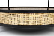 Nahaufnahme eines Couchtischs mit schwarzem Rahmen und geflochtenem Rattan-Design, seitliche Perspektive.