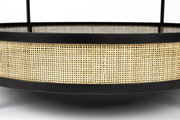 Nahaufnahme eines Couchtischs mit schwarzem Rahmen und geflochtenem Rattan-Design, seitliche Perspektive.