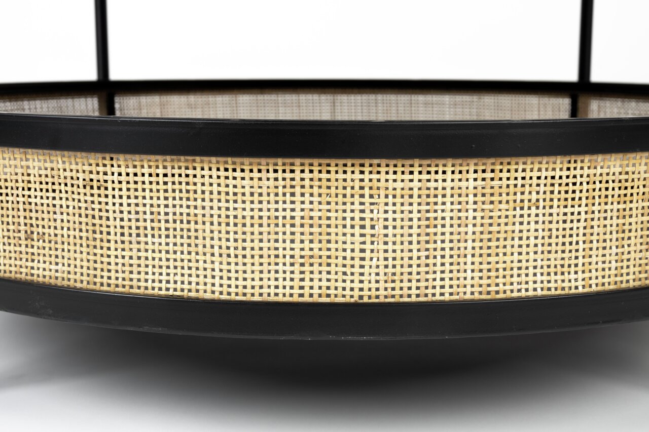 Nahaufnahme eines Couchtischs mit schwarzem Rahmen und geflochtenem Rattan-Design, seitliche Perspektive.