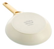 Rückansicht einer Bratpfanne mit hellem Griff und Bodenbeschriftung, leicht geneigt.