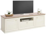 TV-Lowboard der Serie Camron/Benton in heller Holzoptik mit zwei Türen und einem offenen Fach, dekoriert mit Pflanzen und Vasen, aus frontaler Perspektive.