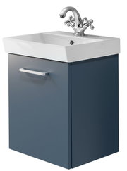 Modernes Badezimmer-Waschbecken mit grauem Waschtischunterschrank und verchromter Zweigriff-Armatur, frontal in leichter Seitenperspektive von vorne fotografiert.