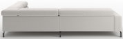 Lichtbeige gestoffeerde modulaire bank met chaise longue links en zwarte metalen poten, zijaanzicht in lichte hoekperspectief