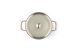 Top-Down-Ansicht eines runden Kochtopfs mit Deckel und zwei Griffen, Teil eines 4-teiligen KitchenAid Topfsets.