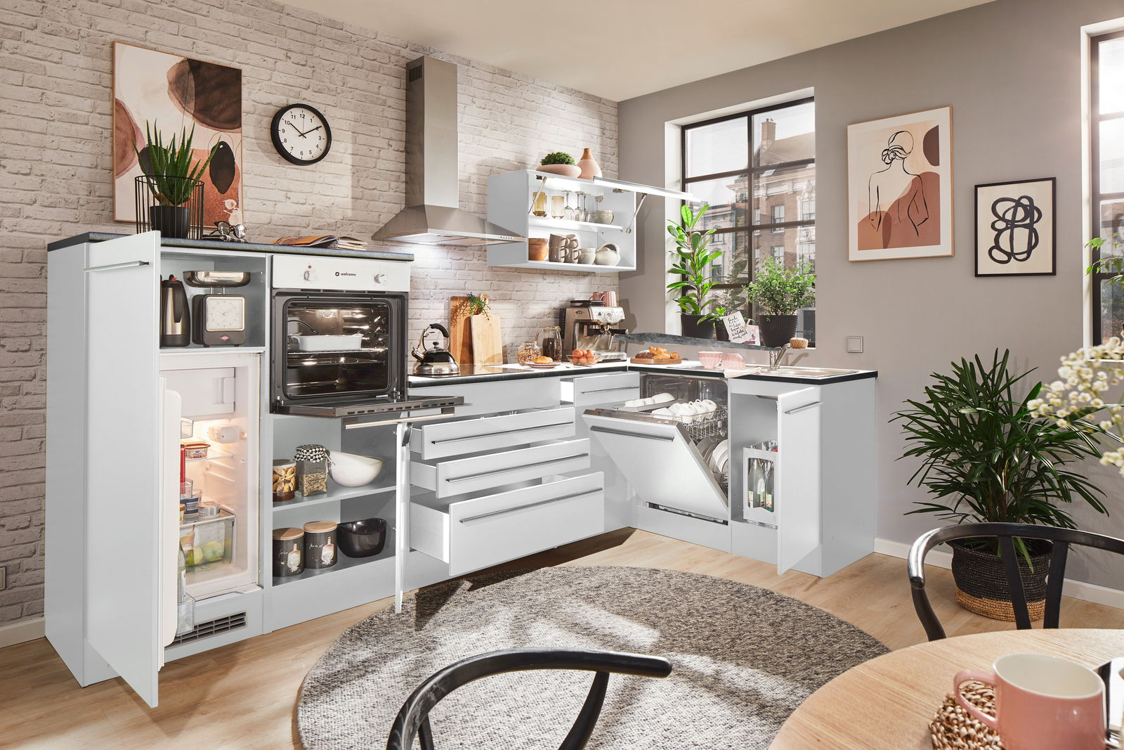 Moderne Küche mit Eckunterschrank in heller, stilvoller Umgebung, Perspektive von vorne.