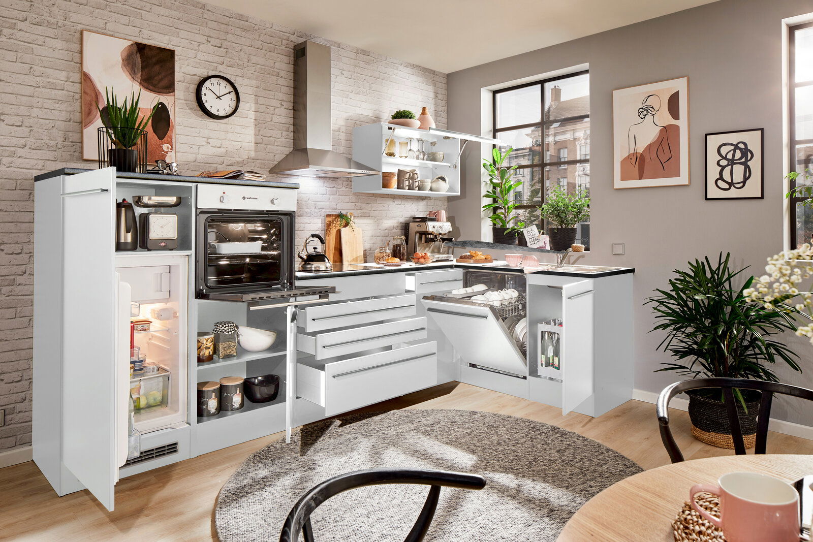 Moderne Küche mit Eckunterschrank in heller, stilvoller Umgebung, Perspektive von vorne.