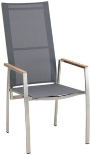 Moderner Gartensessel aus Metall mit grauem Textilgewebe und Armlehnen aus Holz, seitliche Perspektive