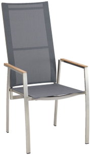 Moderne metalen tuinstoel met grijze textielbekleding en houten armleuningen, zijaanzicht